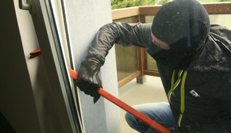 Neznámý zloděj ukradl na Brněnsku z kanceláří firmy šperky za pět milionů