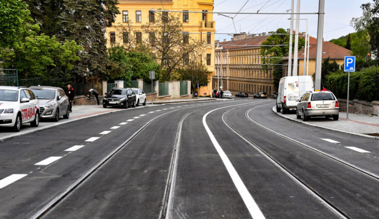 FOTO: Údolní ulice je pro MHD opět průjezdná. Řidiči aut se dočkají ve středu