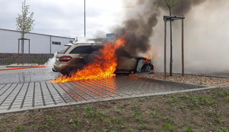 FOTO: V Plané hořel Mercedes, škoda je sto padesát tisíc korun