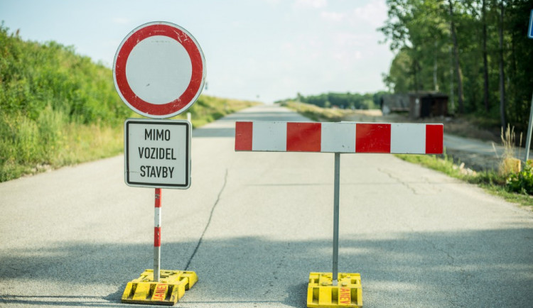 Město postaví novou silnici, aby zpřístupnilo Komínské louky