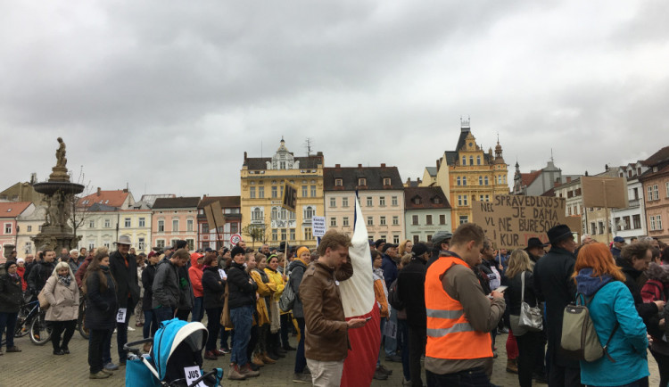 VIDEO: Na náměstí demonstrovali lidé za nezávislost justice. Přidali se k akci Nejsme slepí!