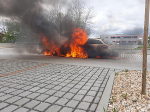 V Plané hořel Mercedes, škoda je sto padesát tisíc korun
