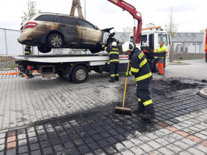 V Plané hořel Mercedes, škoda je sto padesát tisíc korun