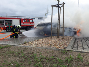 V Plané hořel Mercedes, škoda je sto padesát tisíc korun