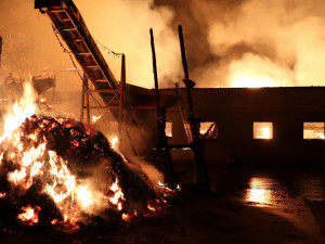 FOTO/VIDEO: Požár pily v Mirkovicích minutu po minutě