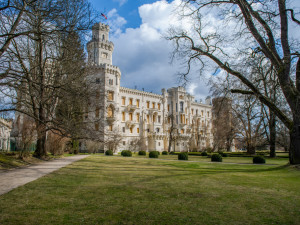 Dolní zahrada u zámku v Hluboké nad Vltavou bude otevřena déle. O uzavření Horní zahrady se hodně spekuluje