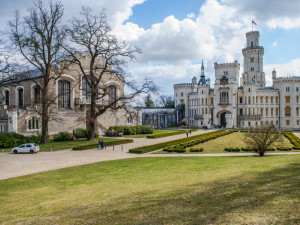 Dolní zahrada u zámku v Hluboké nad Vltavou bude otevřena déle. O uzavření Horní zahrady se hodně spekuluje