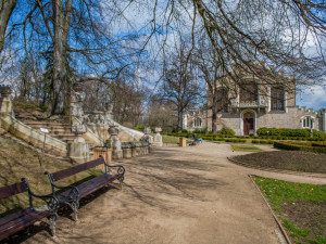 Dolní zahrada u zámku v Hluboké nad Vltavou bude otevřena déle. O uzavření Horní zahrady se hodně spekuluje
