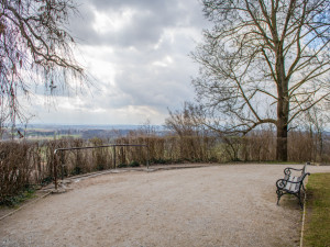 Dolní zahrada u zámku v Hluboké nad Vltavou bude otevřena déle. O uzavření Horní zahrady se hodně spekuluje