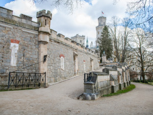 Dolní zahrada u zámku v Hluboké nad Vltavou bude otevřena déle. O uzavření Horní zahrady se hodně spekuluje
