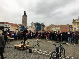 Na náměstí demonstrovali lidé za nezávislost justice. Přidali se k akci Nejsme slepí!