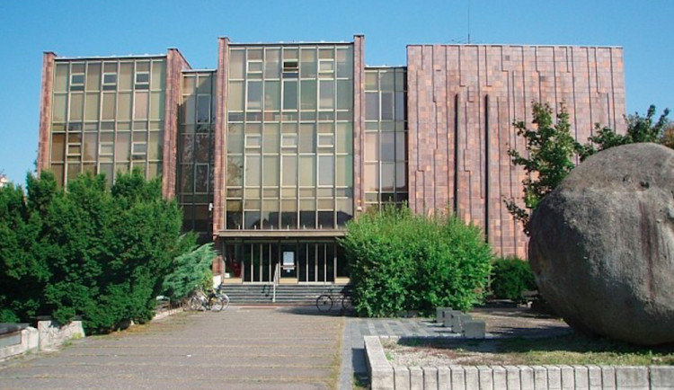 Balvan před knihovnou