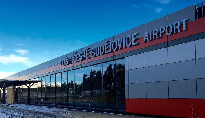 Stavba terminálu jihočeského letiště má dva měsíce zpoždění. V květnu navíc končí ředitel