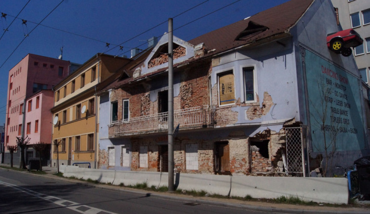 Bývalý kabaret v Průmyslové ulici by měl nakonec zbourat stavební úřad