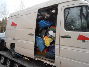Celníci zastavili dodávku, při jejím zvážení se nestačili divit. Byla přetížena o několik tun