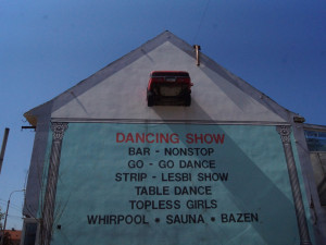 Kabaret v Průmyslové zbourá město. Náklady bude po majiteli vymáhat zpětně