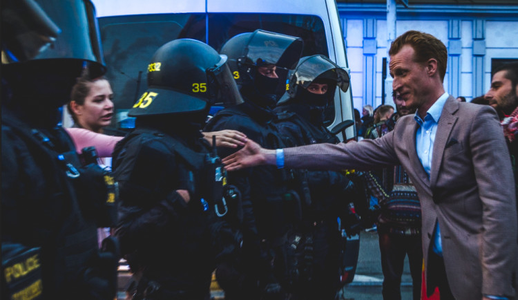 FOTO/VIDEO: Zapálené pochodně a bitka mezi demonstranty. Brnem prošel zástup příznivců krajní pravice