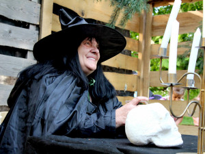 Počasí se umoudřilo, takže si děti u Slavie užily krásný čarodějnický večer