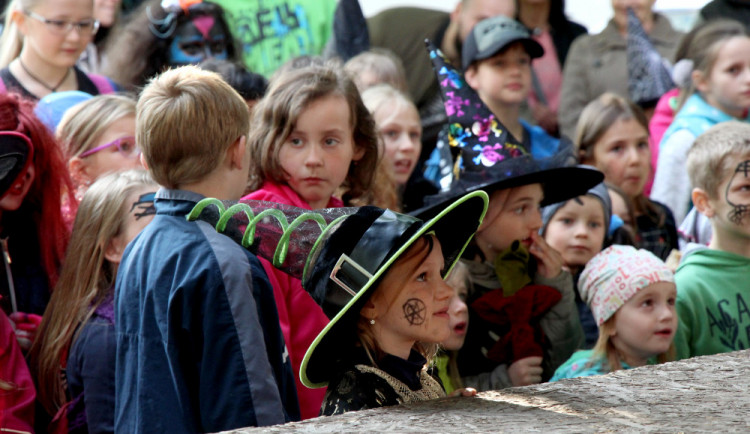 Počasí se umoudřilo, takže si děti u Slavie užily krásný čarodějnický večer