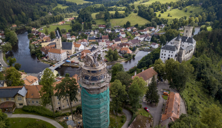 Památkáři letos dokončí obnovu středověké věže hradu Rožmberk