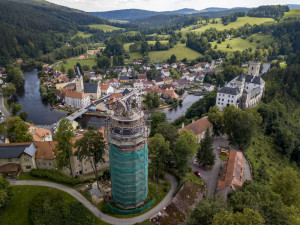 Památkáři letos dokončí obnovu středověké věže hradu Rožmberk