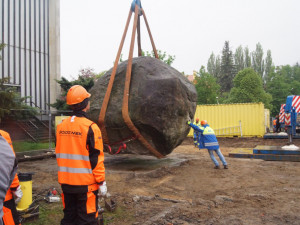 Stotunový balvan se přesunul ke Gerbeře. Musel uhnout přístavbě knihovny