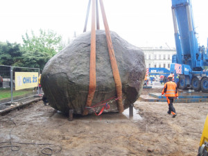 Stotunový balvan se přesunul ke Gerbeře. Musel uhnout přístavbě knihovny