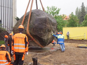 Stotunový balvan se přesunul ke Gerbeře. Musel uhnout přístavbě knihovny