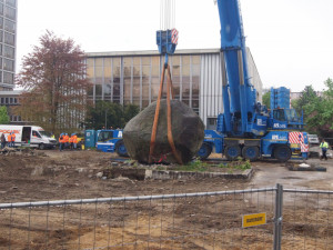 Stotunový balvan se přesunul ke Gerbeře. Musel uhnout přístavbě knihovny