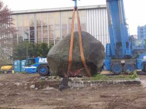 Stotunový balvan se přesunul ke Gerbeře. Musel uhnout přístavbě knihovny
