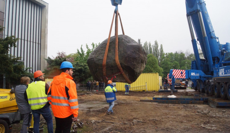 Stotunový balvan se přesunul ke Gerbeře. Musel uhnout přístavbě knihovny