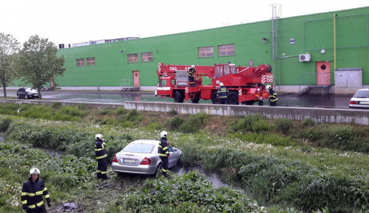 Řidič ukončil svou jízdu ve stoce u Terna, hasiči vyprostili dvě osoby
