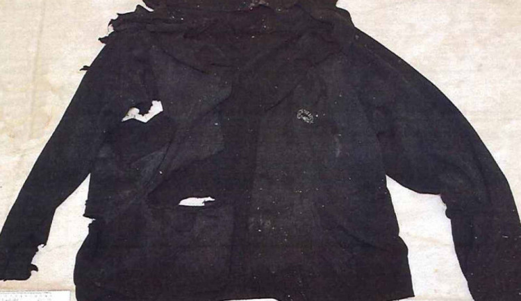 FOTO: Policisté pátrají po totožnosti muže, který skočil pod vlak. Nevíte, komu patří toto oblečení?