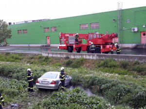 Řidič ukončil svou jízdu ve stoce u Terna, hasiči vyprostili dvě osoby