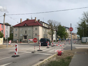 Na křižovatce Mánesova a Čechova dojde ke změně přednosti v jízdě