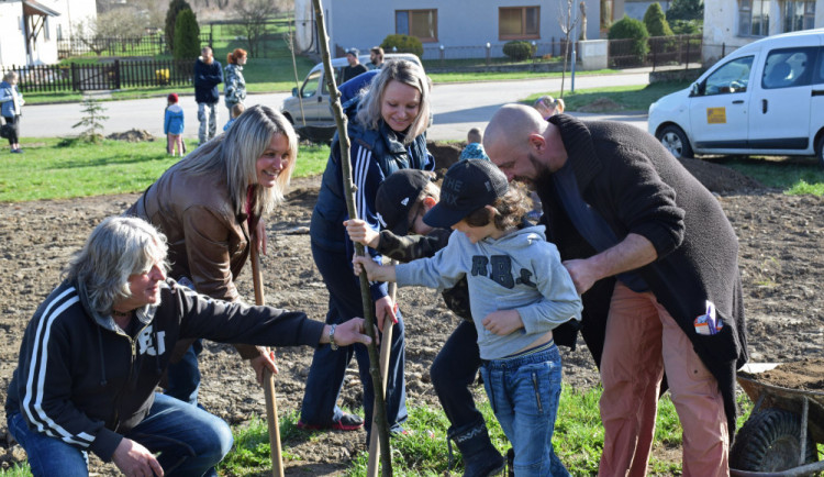 Na jihu Čechy vysázeli stramy s podporou Nadace ČEZ například v Malešicích u Dřítně