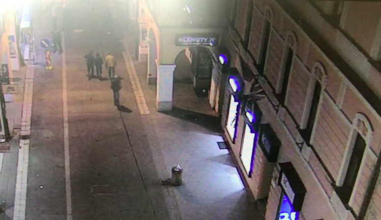 VIDEO: Policisté pátrají po pachateli, který v Krajinské surově napadl jiného muže
