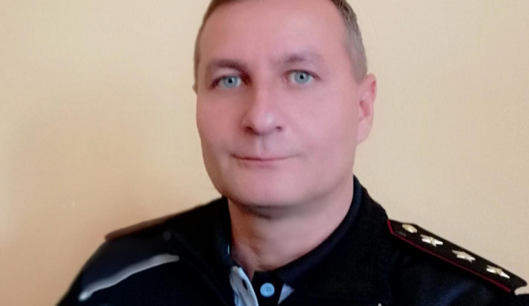 Sebevrahovi rozmluvil skok z mostu šéf vltavotýnských policistů