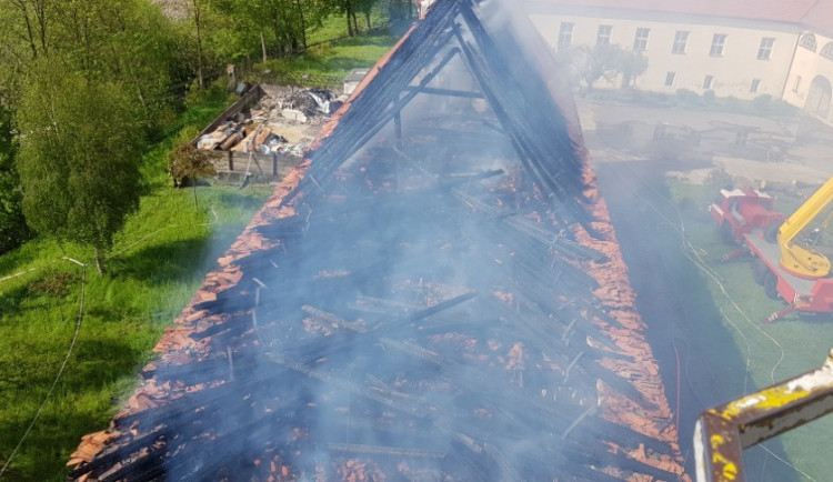 V Budči hořela víceúčelová budova. Škoda jde do deseti milionů