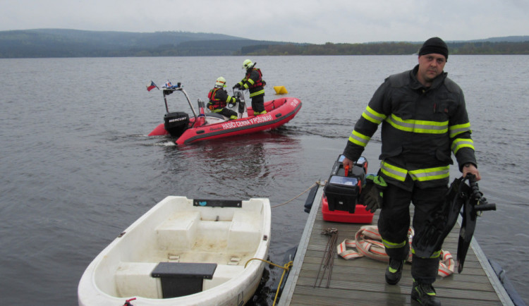 Vodním záchranářům se na dně lipenské přehrady nepodařilo najít torzo sochy svatého Jana Nepomuckého