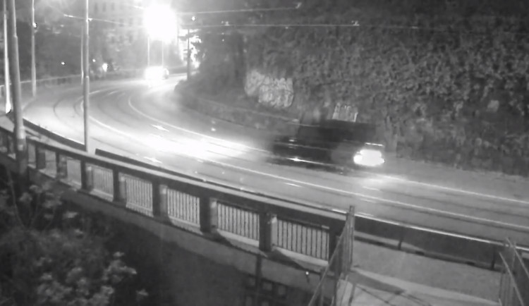 VIDEO: Luxusní Mercedes vylétl na Husově ulici ve vysoké rychlosti ze silnice a projel až do parku