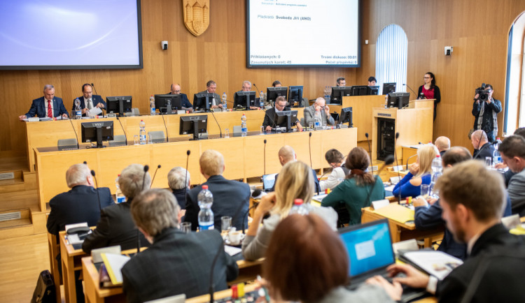 Úvod zastupitelstva? Jedna velká hádka. Tady nejste Thoma doma, tady jste v práci, rozčílil se Konečný
