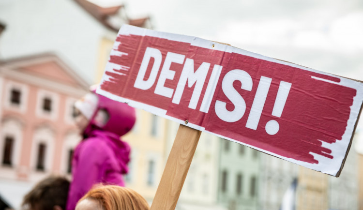 FOTO/VIDEO: Na náměstí v Budějcích se znovu sešli lidé. Požadují demisi pro Babiše a Benešovou