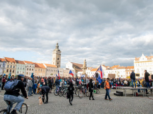 Na náměstí v Budějcích se sešlo několik desítek lidí. Požadují demisi pro Babiše a Benešovou