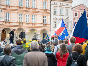 Na náměstí v Budějcích se sešlo několik desítek lidí. Požadují demisi pro Babiše a Benešovou