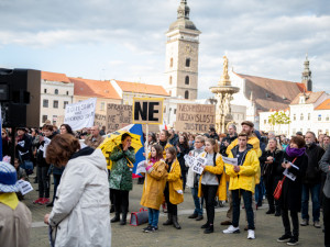 Na náměstí v Budějcích se sešlo několik desítek lidí. Požadují demisi pro Babiše a Benešovou