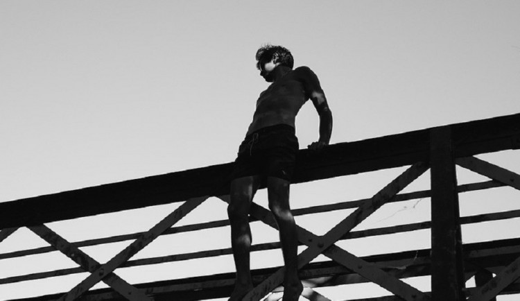 Dva mladí muži vyhrožovali na Brněnsku skokem z mostu. Jednoho přemluvil vyjednavač, druhého strhli policisté