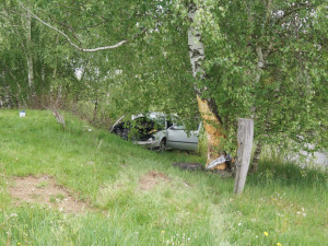 U obce Žár se stala tragická dopravní nehoda, řidič po nárazu do stromu zemřel