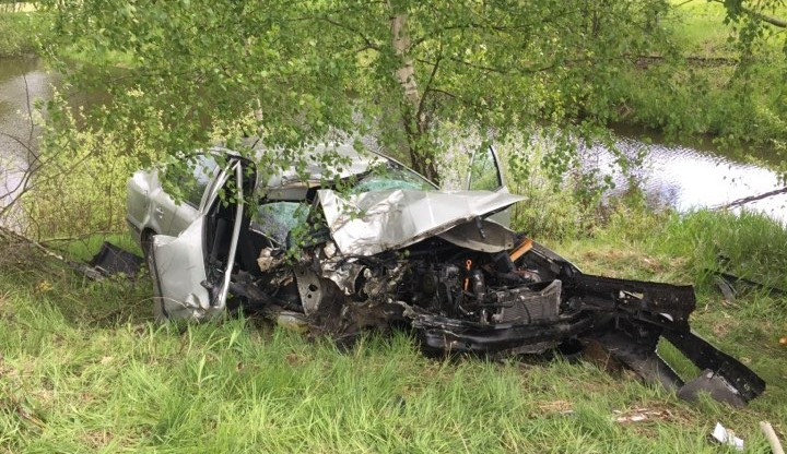 U obce Žár se stala tragická dopravní nehoda, řidič po nárazu do stromu zemřel