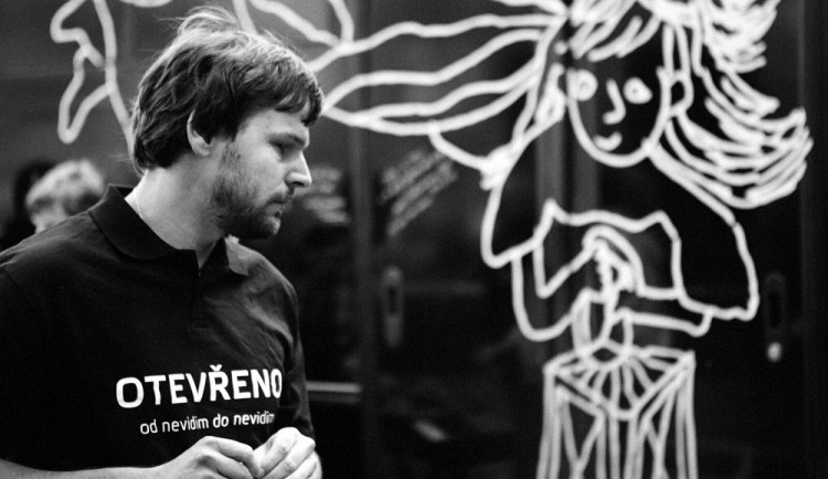 Do Brna přijede speciální pojízdná kavárna. Zákazníky obslouží zrakově postižení v naprosté tmě